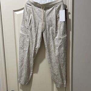 Athleta Women’s Gray Cargo Venture Printed Pants